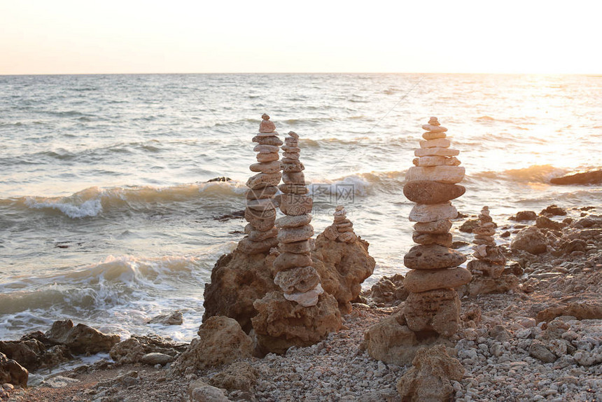海边日落时的石头平衡黎图片