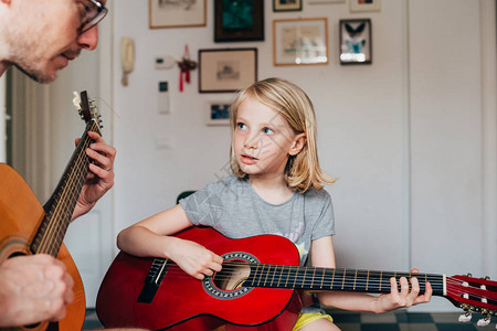 父亲教女儿弹吉他教学习爱好概念图片