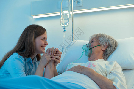 年轻女子在医院探望她年迈的母亲或祖母图片