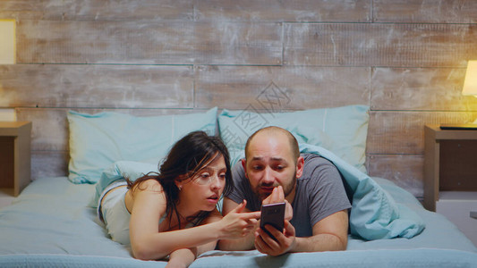 丈夫和妻子穿着睡衣在床上睡图片