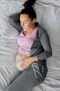 孕妇午睡的顶视图图片