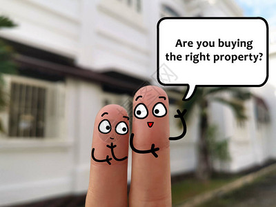 两只手指被装饰成两个人他们正在讨论购买产权财产的图片