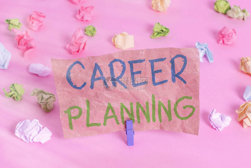 概念是指战略地规划你的职业目标和工作成功彩色折叠的纸片空虚提醒粉红色的地板衣物棚注图片