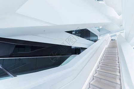现代建筑中的空未来主义的楼梯建筑抽象图片