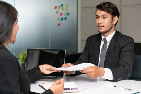 人力资源经理在办公室面试男求职者愉快的工作面试工作申请招聘和亚洲劳图片