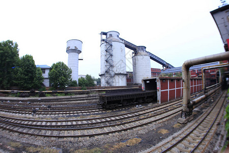 煤矿中的货运列车轨道图片