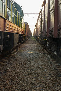 两列货运列车之间图片