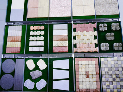 一些混凝土彩色铺路板不同的混凝土砌块方式颜色放置用于铺设轨道图片