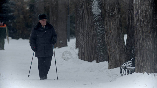 年长祖父老爷在冬季徒步旅图片