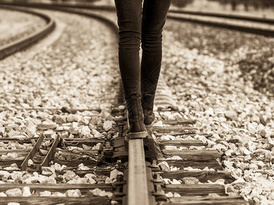 秋天在铁轨上行走的女人图片