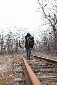 一个在铁路上的人从匆忙和繁忙的旅程中走来一图片