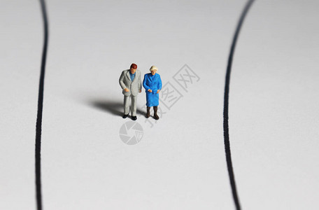 老年夫妇在路边并肩行走的迷你夫妻是老年人社图片
