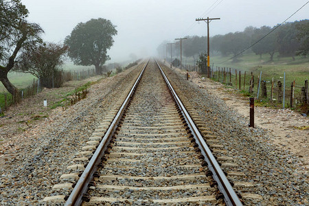 雾天孤独的铁轨图片