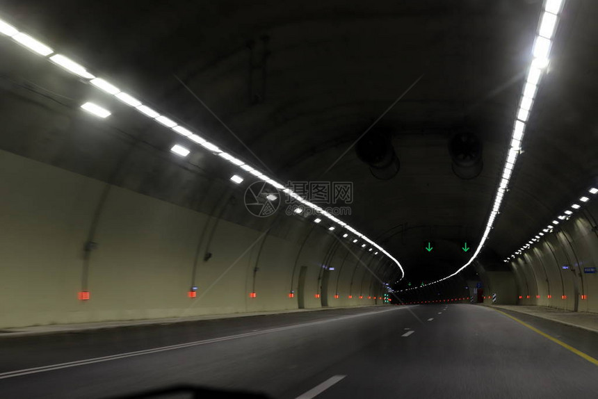 以色列北部山区的汽车隧道图片