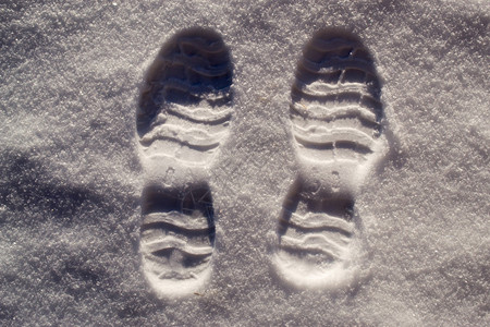 冬季雪中两个足迹的未接触的图片