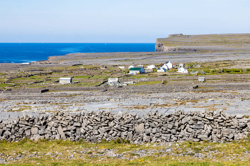 爱尔兰阿群岛Inishmore有石墙海洋和图片