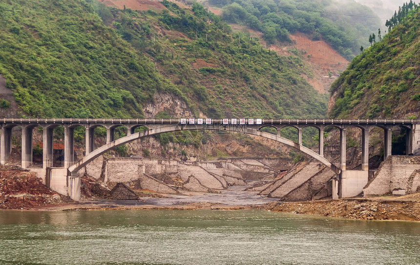 长江上的瞿塘峡棕色混凝土路桥沿岸在砂光入口处的特写镜头看峡谷作为背图片