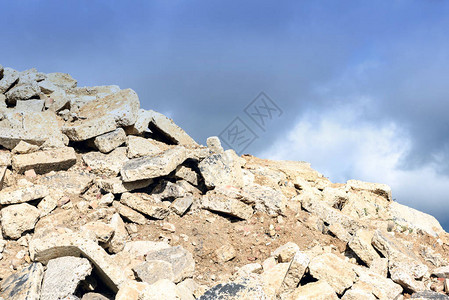一堆破碎的硬核水泥瓦砾堆在松散的堆里背景图片