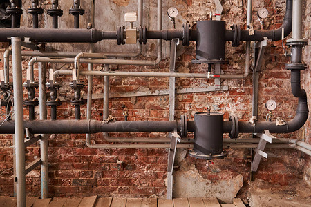 工业建筑的旧供暖系统多管和图片