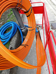 在互联网上铺设光纤连接公司和家庭的橙色管图片