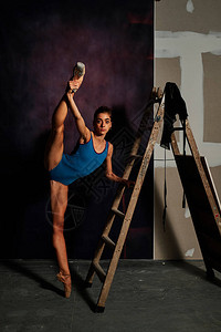 室内年轻芭蕾舞演员背景图片