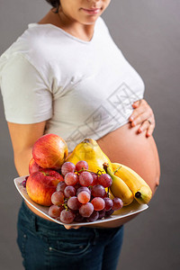 怀孕和营养饮食带水果的孕妇图片