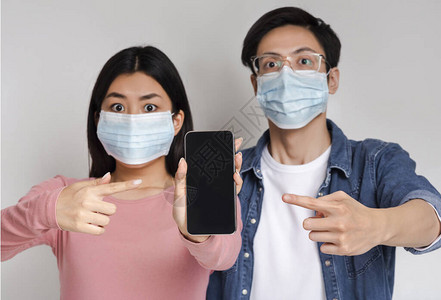 年轻的亚洲夫妇戴着医用口罩图片