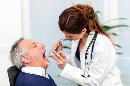 女医生通过检查喉咙来探望病人图片