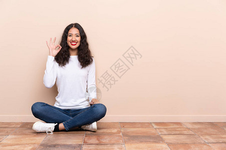 坐在地上的年轻女人用手指在地图片