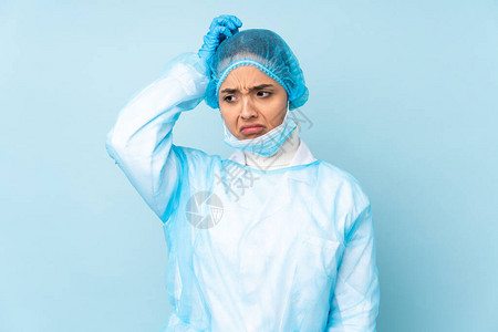 穿蓝制服的年轻外科医生印度女在图片
