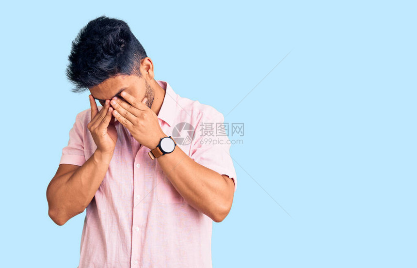 穿着临时暑期衬衫的英俊拉丁美青年男子因疲劳和头痛困睡和疲倦的表图片