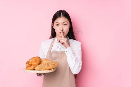 年轻的面包师女人孤立地保守秘密或要求保持沉默图片
