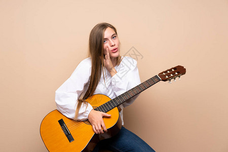 带着吉他的女孩与孤立的背景图片