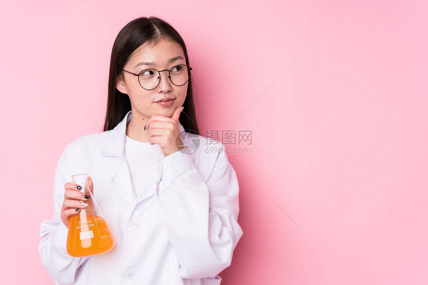 年轻的科学女以怀疑和怀疑的表情孤立图片