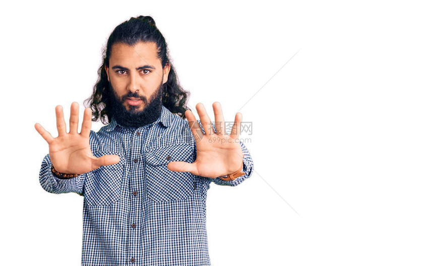 身着散装衣的阿拉伯青年男子停止手掌愤怒图片