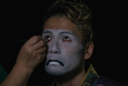 日本艺术家在脸上化妆面部装扮成恶魔面图片