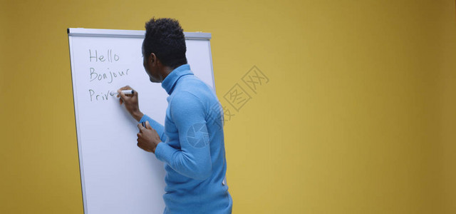 年轻人在黄色背景下使用翻页图用语言教学的背景图片