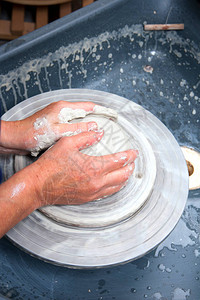 一名女陶瓷艺术家在她家里的陶艺工作室工作图片