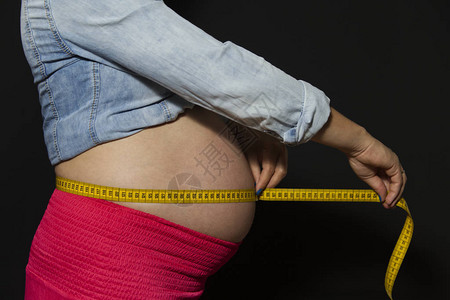 怀孕期间在腹部测量卷尺图片