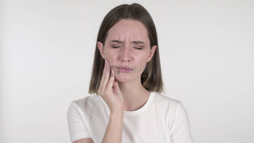 牙痛白色背景牙痛的年轻女子图片