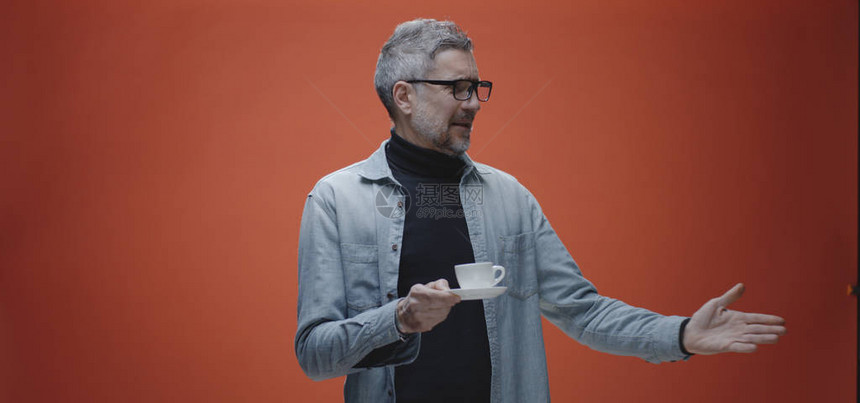 一个中年男子的中镜头抱怨咖啡品味图片