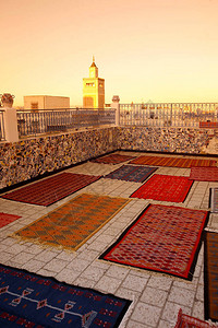 北非突尼斯北部突尼斯老城麦地那的EzZitouna或AlZaytuna清真寺前的地毯店和生产背景图片