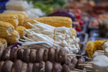 街上亚洲食品烤玉米炒图片