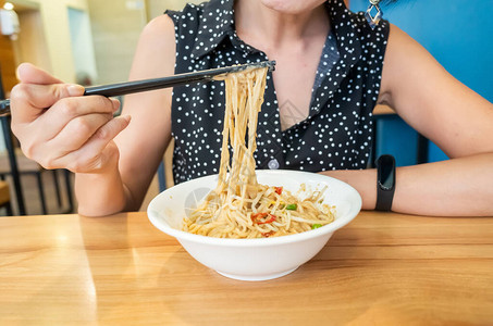 名小吃麻酱面上桌图片