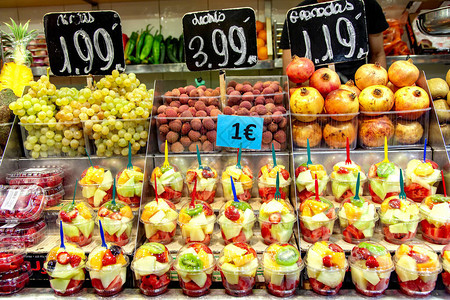 西班牙巴塞罗那Boqueria市场塑料玻璃杯中不同新鲜水果的片段图片