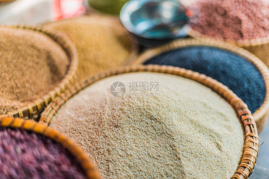 越南河内街头市场销售的干燥食品产图片