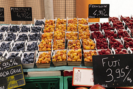 市场货架上的水果盒图片