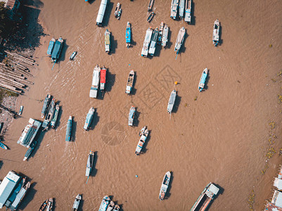 在越南部湄公河三角洲地区旅游目的地芹苴河上出售批发水果和商品的船只图片