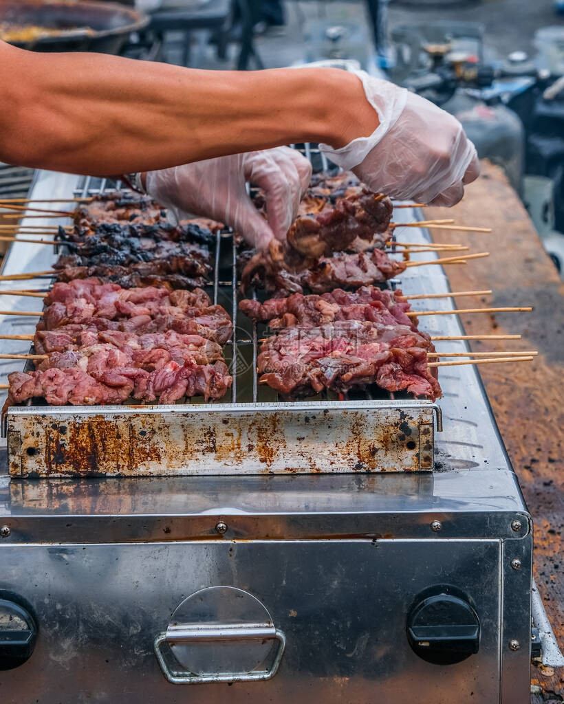 在晚上Mrket烤鸡肉和牛肉串图片