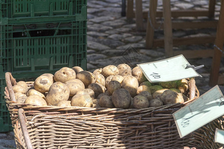 Bautzen市场摊位上的土豆有图片